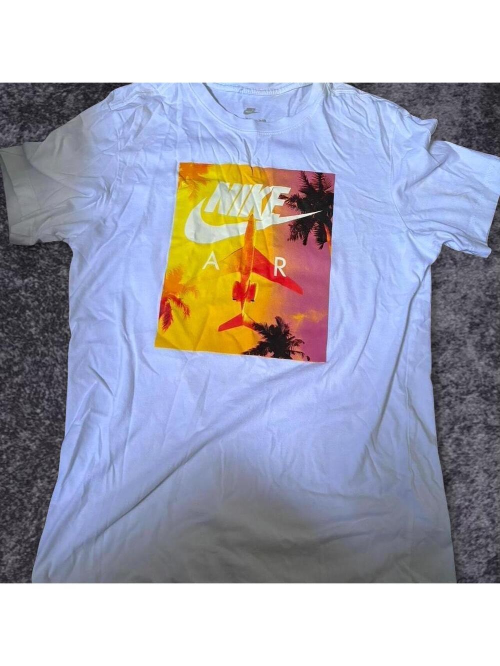 White Nike airplane graphic T-shirt ✈️🤍